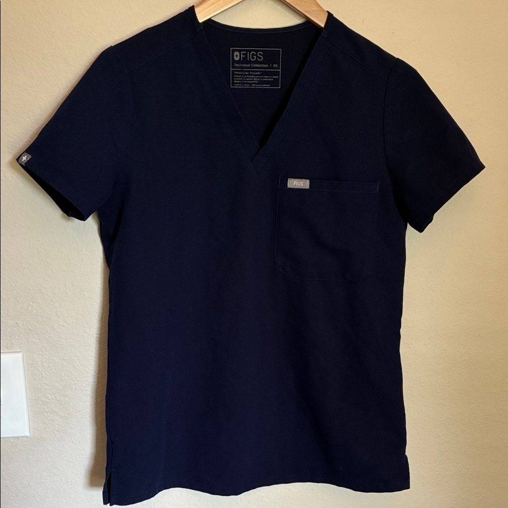 FIGS Catarina One-Pocket Scrub Top in Navy Blue